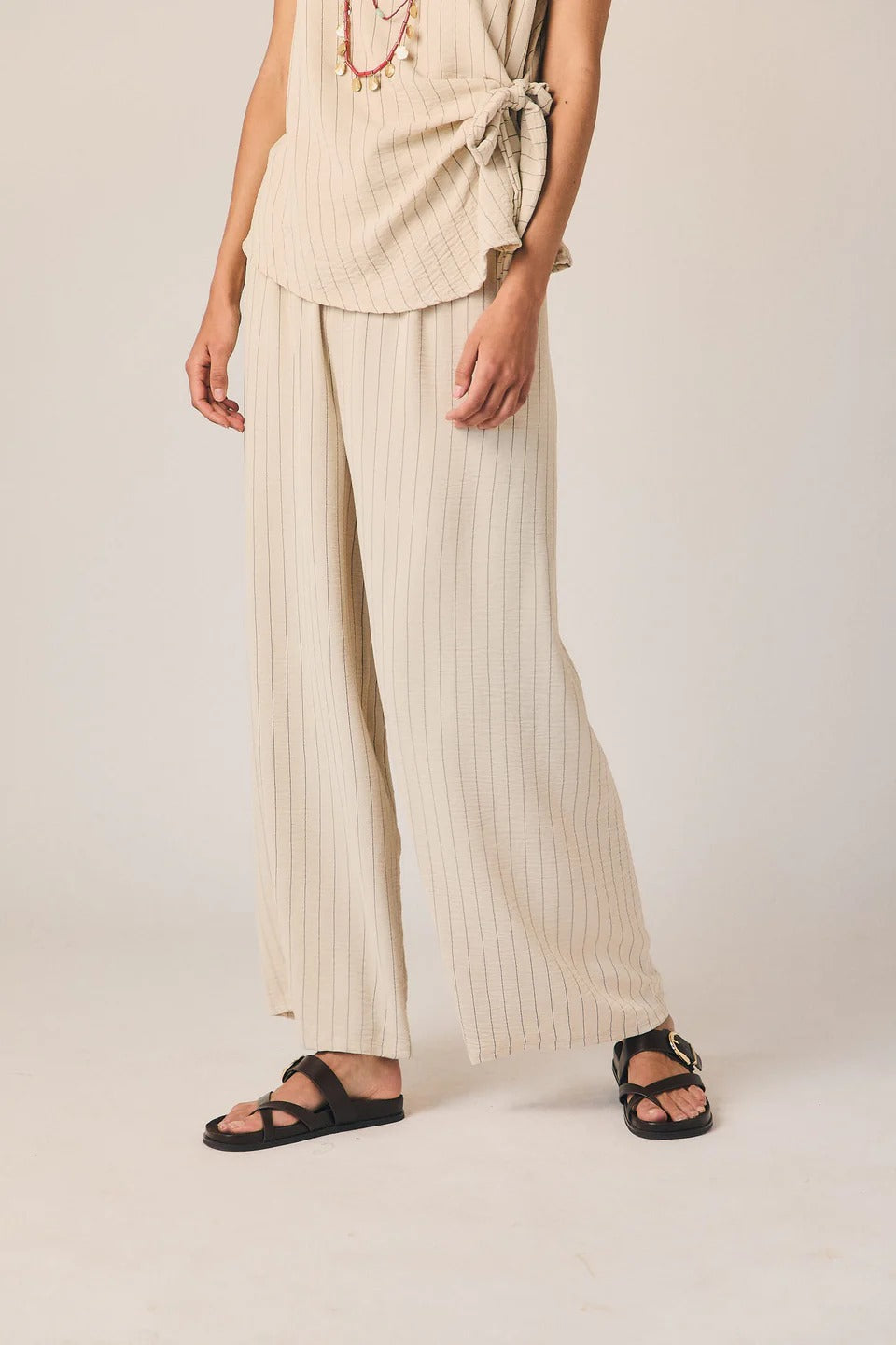 Pantalón rayas beige